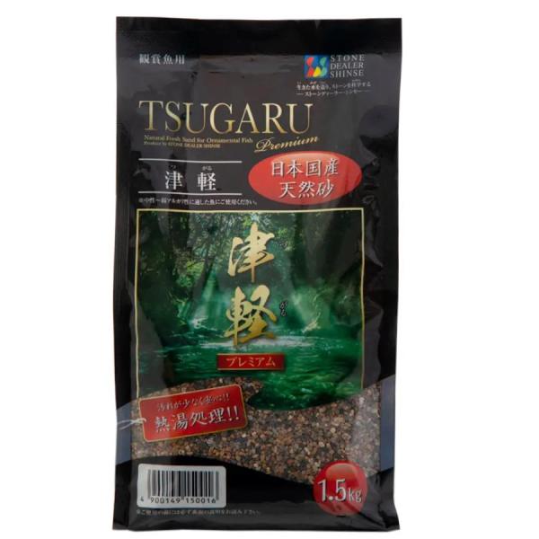 ストーンディーラーシンセー 津軽プレミアム 1．5kg 観賞魚水槽専用の国産天然砂利底砂です。粒サイズ：約1〜2mm 砂粒が小さく水草の育成にも向いています。比較的角も丸いため、底砂に潜る性質のある魚にもおすすめです。 熱湯処理だから汚れが少なく安心です。天然砂なので自然に満ちた水景をより一層引き立てます。 30cm水槽以下の小型水槽におすすめです。 ---原産国--- 日本 ・リニューアルに伴い、商品パッケージ・内容が変更となっており、画像・内容と異なる場合がございます。 ・ご購入いただいたタイミングにより、お品切れの場合がございます。その場合は別途ご連絡させていただきます。