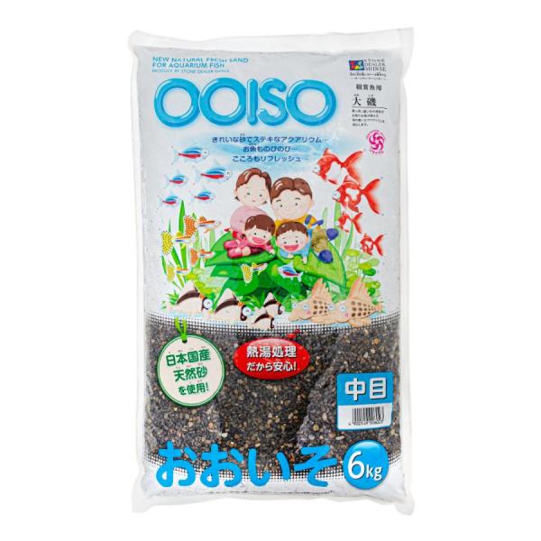 ストーンディーラーシンセー 大磯 中目 6kg ※個数制限がございます、ご了承下さい。 観賞魚用の砂利として最適な大磯砂です。 あらゆる観賞魚・水草育成におすすめです。 観賞魚に安心な天然底砂を使用しており、水質安定、理想の水つくりに役立ちます。 ---対象--- 淡水・海水両用 主な適応魚：グッピー、アカヒレ、ネオンテトラ、カージナルテトラ、エンゼルフィッシュ、プレコ、コリドラス、オトキンクルス ---仕様--- 水質：中性〜弱アルカリ性 40cm水槽以下：目安1.5〜4kg 60cm水槽：目安4〜6kg ---サイズ--- 粒：3〜4mm ※サイズには多少のバラつきがあります。ご了承ください。 ・リニューアルに伴い、商品パッケージ・内容が変更となっており、画像・内容と異なる場合がございます。 ・ご購入いただいたタイミングにより、お品切れの場合がございます。その場合は別途ご連絡させていただきます。