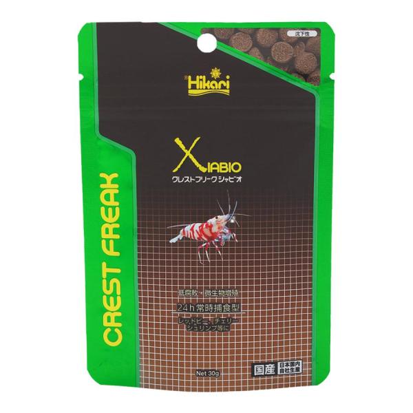 キョーリン クレストフリーク シャビオ 30g 微生物やデトリタス（分解有機物）を常に摂餌する シュリンプの食性に着目した、画期的な常時捕食型フードです。 カニガラなどの特殊な原材料により、粒に微生物が自然に増殖し、 腐敗することなく生分解が進み、微生物と分解産物がともにエビの餌になります。 --対象-- エビ --原産国-- 日本 --成分-- タンパク質：28％以上、脂質：5．0％以上、繊維：10％以下、灰分：28％以下、水分：10％以下、りん：0．8％以上 ・リニューアルに伴い、商品パッケージ・内容が変更となる場合があり、画像・内容と異なる場合がございます。 ・ご購入のタイミングにより、品切れとなる場合がございます。その際は別途ご連絡させていただきます。 --原材料-- カニガラ粉末、大豆ミール、フィッシュミール、エンドウ豆繊維、ビール酵母、オキアミミール、食物繊維、魚油、卵黄粉末、イカミール、スピルリナ、アミノ酸（メチオニン）、生菌剤、フミン酸、カロチノイド、ガーリック、ビタミン類（塩化コリン、E、C、イノシトール、B5、B2、A、B1、B6、B3、葉酸、D3、ビオチン）、ミネラル類（Fe、Mg、Zn、Mn、Cu、I）