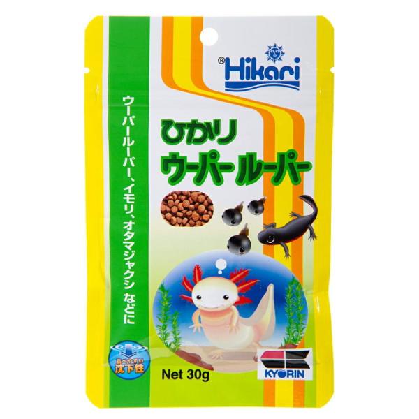 キョーリン ひかりウーパールーパー 30g 5cm程度の小さなウーパールーパーでも食べる事ができる、一口サイズの粒に仕上げました。 すばやく水を吸ってやわらかいスポンジ状になりますので、口あたりがよく吐き出すことなく良く食べます。 ---対象--- ウーパールーパー・オタマジャクシ・イモリなど ---原材料--- フィッシュミール、オキアミミール、でんぷん類、ビール酵母、大豆ミール、魚油、小麦粉、海藻粉末、スピルリナ、アミノ酸(メチオニン)、カロチノイド、アミノ酸（リジン）、ガーリック、ビタミン類(塩化コリン,E,C,イノシトール,B5,B2,A,B1,B6,B3,葉酸,D3,ビオチン,B12)、ミネラル類(Fe,Mg,Zn,Mn,Cu,I)、食用色素（赤3) ---成分--- 蛋白質:47%以上、脂質:8.0%以上、粗繊維:3.0%以下、水分:10%以下、灰分:17%以下、りん:1.0%以上 ・リニューアルに伴い、商品パッケージ・内容が変更となっており、画像・内容と異なる場合がございます。 ・ご購入いただいたタイミングにより、お品切れの場合がございます。その場合は別途ご連絡させていただきます。