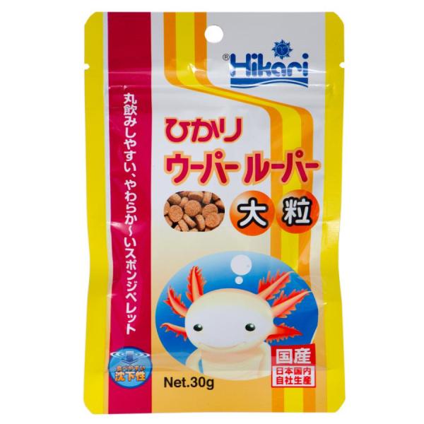 キョーリン ひかりウーパールーパー 大粒 30g 12cm以上のウーパールーパーが丸飲みできて食べやすいように作られたペレットです。 すばやく水を吸ってやわらかくなるため、口当たりがよく吐き出しにくい作りになっています。 食欲を刺激するアミノ酸配合で、抜群の食いつきを示します。 栄養バランスに優れ、このエサだけを与えての長期飼育、繁殖例もあります。 ---対象--- ウーパールーパー（12cm以上） ---原産国--- 日本 ---成分--- 粗タンパク質47％以上、粗脂肪5.0％以上、粗繊維3.0％以下、水分10.0％以下、粗灰分17.0％以下、りん1.0％以上 ・リニューアルに伴い、商品パッケージ・内容が変更となっており、画像・内容と異なる場合がございます。 ・ご購入いただいたタイミングにより、お品切れの場合がございます。その場合は別途ご連絡させていただきます。 ---原材料--- フィッシュミール、オキアミミール、でんぶん類、ビール酵母、大豆ミール、魚油、小麦粉、海藻粉末、スピルリナ、アミノ酸（メチオニン、リジン）、カロチノイド、ビタミン類（塩化コリン、E、C、イノシトール、B5、B2、A、B1、B6、B3、K、葉酸、D3、ビオチン、B12）、ミネラル類（Fe、Mg、Zn、Mn、Co、Cu、I）、食用色素（赤3）