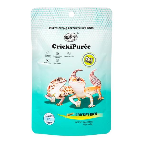 キョーリン プロバグズ クリケットピューレ 60g 昆虫食爬虫類のために、生のコオロギ、ミルワーム、 ミズアブ幼虫を生のまま調理した爬虫類用昆虫ミックスフードです。 ミツバチのスタミナ源であるビーポーレンを配合しました。 使い切りのスティックタイプで、いつでも新鮮なピューレを与えられます。 --対象-- 昆虫食爬虫類（レオパードゲッコー、フトアゴヒゲトカゲなど） --原産国-- 中国 --成分-- 蛋白質：12％以上、脂質：3．8％以上、粗繊維：1．5％以下、水分：70％以下、灰分：1．2％以下、りん：0．15％以上 ・リニューアルに伴い、商品パッケージ・内容が変更となる場合があり、画像・内容と異なる場合がございます。 ・ご購入のタイミングにより、品切れとなる場合がございます。その際は別途ご連絡させていただきます。 --原材料-- コオロギ（34％）、ミルワーム（30％）、ミズアブ幼虫（22％）、小麦粉、キサンタンガム、ビーポーレン、クエン酸、海藻粉末、塩化コリン、ビタミン類（E、C、B5、B2、A、B1、B6）、ナイアシン、葉酸、ビタミンD3、ビオチン、タウリン、ミネラル類（Ca，P，Fe，Mg，Zn，Mn，Cu）
