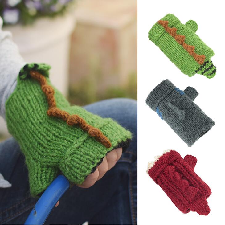 ネパールで手編みされたハンドウォーマー。 動物の特徴のディテールにこだわりました。 指先がでるので、スマホ操作や細かい作業が必要な時にオススメ！ 裏地をフリース生地にして手元があったか。