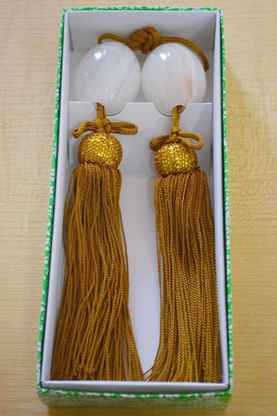 商品説明 概要 仏間用掛軸や名号掛軸の必需品です。軸の両端に掛ける風鎮です。 玉はオニキス（縞メノウ）、房は正絹の金茶色です。 仕様 ●寸法 ・玉　幅3.9cm×長さ4.3cm（約） ・房　長さ13cm（約） ●材質 ・玉　オニキス（縞瑪瑙...