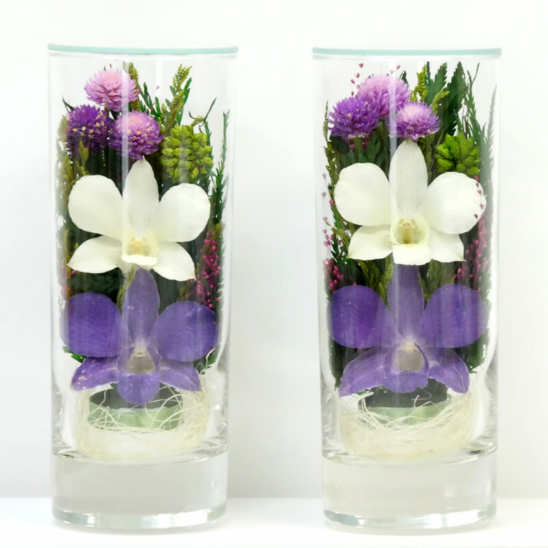 商品説明 概要 ミニサイズのモダン仏壇に最適なドライフラワーの仏花です。 生花ではないので水遣りが不要で、美しい色合いが長期間保てます。 仕様 ●寸法　高さ: 16cm、直径: 6.5cm ●材質 ・仏花　特殊加工ドライフラワー（蘭・千日紅など） ・本体　ガラスボトル（密閉蓋付） 備考 ※上記寸法は代表値であり、多少の誤差が出ることがあります。予めご了承ください。 ※自然素材のため、写真と多少異なることがあります。 ※アレンジは、左右対称ではありません。店長イチ押し商品！コンパクトサイズの仏壇をお探しの方にお薦めします。 「ケヤキ調10号」→商品ページ &nbsp; 「つかさワイン」→商品ページ