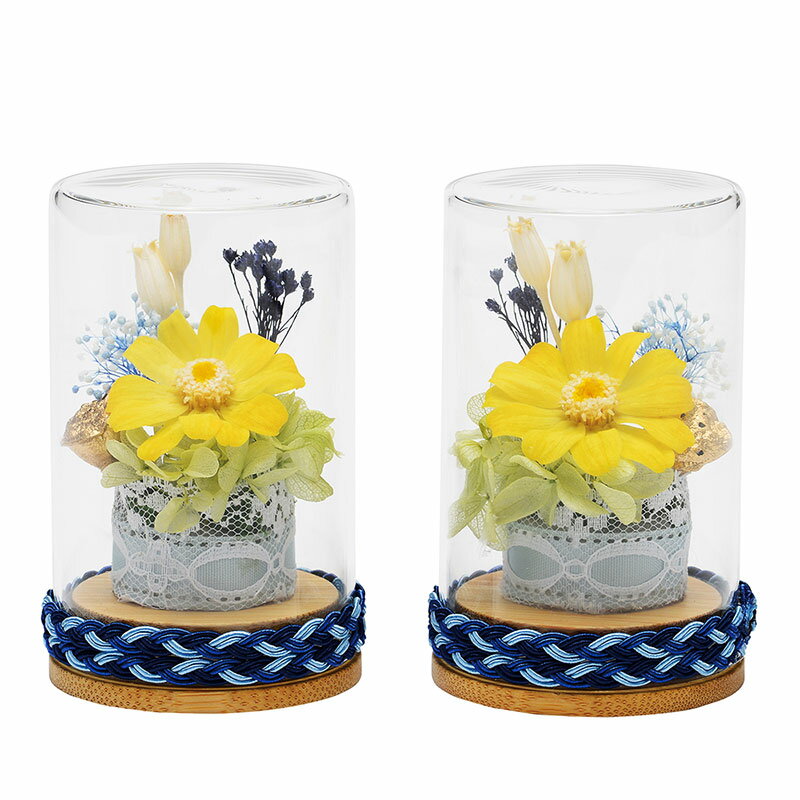 商品説明 概要 ミニサイズのモダン仏壇に最適なプリザーブドフラワーの仏花です。 生花ではないので水遣りが不要で、美しい色合いが長期間保てます。 仕様 ●寸法　径: 65mm、高さ: 107mm ●材質 ・仏花　プリザーブドフラワー ・ケース　ガラス ・台座部　木、布 備考 ※花は左右対称に配置されています。 ※自然素材のため、写真と多少異なることがありますのでご了承下さい。 ※強い衝撃を与えると花や葉が落ちることがありますのでご注意下さい。 ※直射日光の当たる場所に置くことは避けて下さい 。店長イチ押し商品！コンパクトサイズの仏壇をお探しの方にお薦めします。 「ケヤキ調10号」→商品ページ &nbsp; 「つかさワイン」→商品ページ 仏花 プリザーブドフラワー 仏壇