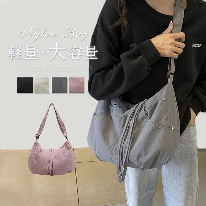 素材 ナイロン 重量 約210g サイズ（cm） [縦]約25cm×[横]約38cm×[マチ]約15cm×[ショルダー長さ]約119cm ※サイズは平置き、メジャー採寸を行っております。1-3cmの誤差がある場合があります。予めご了承下さいませ。 生産国 中国 イベントシーン ギフト プレゼント レジャー 記念日 記念品 御祝い 合格祝い 仕事 就活 就職 就職祝い 就職準備 新生活 新生活応援 新生活準備 成人式お祝い 贈り物 卒業 卒業記念品 卒業祝い 退職祝い 大明日 誕生日 誕生日プレゼント 通学 通勤 転勤 入学 入学式 入学祝い 入社 入社式 父の日 父の日ギフト 父の日プレゼント 母の日 巳の日 旅行 12月 アウトドア いい夫婦の日 お祝い 感謝祭 買いまわり お返し お礼 クリスマス クリスマスプレゼント クリスマスプレゼント父の日ギフト バレンタイン ビジネス 一粒万倍日 開運 歓迎会 還暦祝い 吉日 金運 敬老の日 結婚記念日 冠婚葬祭 ブラックフォーマル フォーマル 卒業式 対象 10代 20代 30代 40代 50代 カジュアル サラリーマン ビジネスパーソン ペア お揃い ユニセックス 男女兼用 レディース 女性 女性向け 女性用 学生 還暦 高校生 社会人 新社会人 成人 大学生 大人 彼氏 彼女 妻 息子 娘 注意事項 ■掲載画像に関しまして、お客様がご覧になるパソコンやモニタ環境の違い、または撮影条件等により実際の商品の色調と異なる場合がございますので、ご了承ください。 ■革の風合いを大事にした仕上げのため、摩擦や水濡れ、長時間の接触等によって色落ち・色移りします。薄い色のお洋服を着用される際はご注意ください。 ■お届けの商品には、若干、独特の匂いがある場合がございます。 こちらも全ての商品にみられるもので、店頭では袋から出しディスプレイ状態で緩和される事が多く当店では、袋にいれて保管する事が多い為、ご理解をお願いいたします。使用頂くと、無くなってまいります。
