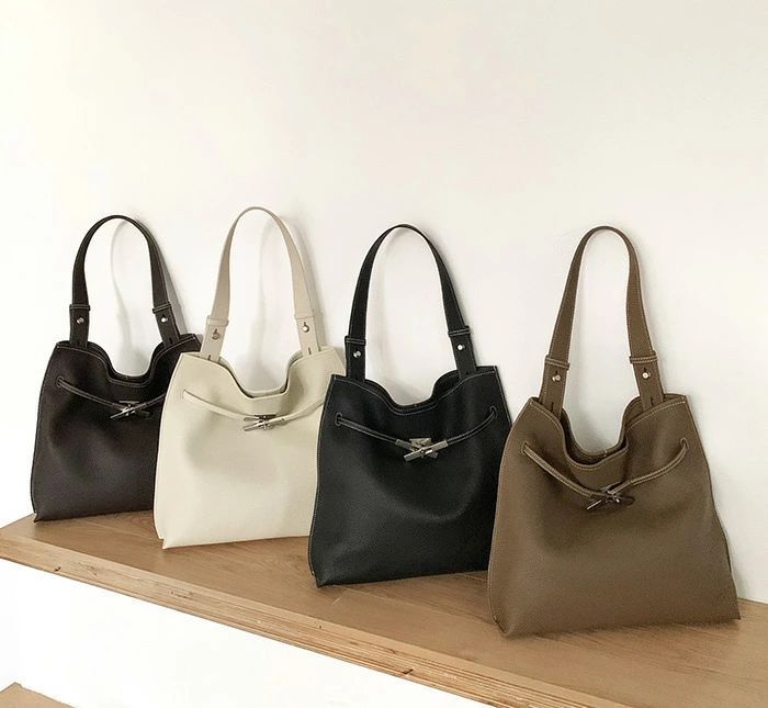 Rakuten - 本革 トートバッグ レディース バッグ バケツ型 バッグ 大きめ 肩掛けバッグ かばん 本革 バッグ レディース 牛革 大容量 通勤バッグ お仕事バッグ バケツバッグ ビジネス OL きれいめ カジュアル お洒落 高級 高見え 上品 黒 ブラック