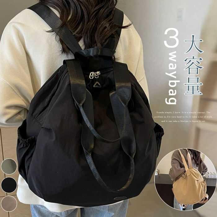 素材 ナイロン サイズ（cm） [縦]約35cm×[横]約35cm×[マチ]約12cm×[手提げ高さ]約9cm ※サイズは平置き、メジャー採寸を行っております。1-3cmの誤差がある場合があります。予めご了承下さいませ。 重量 （約）380g 生産国 中国 イベントシーン ギフト プレゼント レジャー 記念日 記念品 御祝い 合格祝い 仕事 就活 就職 就職祝い 就職準備 新生活 新生活応援 新生活準備 成人式お祝い 贈り物 卒業 卒業記念品 卒業祝い 退職祝い 大明日 誕生日 誕生日プレゼント 通学 通勤 転勤 入学 入学式 入学祝い 入社 入社式 父の日 父の日ギフト 父の日プレゼント 母の日 巳の日 旅行 12月 アウトドア いい夫婦の日 お祝い 感謝祭 買いまわり お返し お礼 クリスマス クリスマスプレゼント 父の日ギフト バレンタイン ビジネス 一粒万倍日 開運 歓迎会 還暦祝い 吉日 金運 敬老の日 結婚記念日 冠婚葬祭 ブラックフォーマル フォーマル 卒業式 対象 10代 20代 30代 40代 50代 カジュアル サラリーマン ビジネスパーソン ペア お揃い ユニセックス 男女兼用 レディース 女性 女性向け 女性用 学生 還暦 高校生 社会人 新社会人 成人 大学生 大人 彼氏 彼女 妻 息子 娘 注意事項 ■掲載画像に関しまして、お客様がご覧になるパソコンやモニタ環境の違い、または撮影条件等により実際の商品の色調と異なる場合がございますので、ご了承ください。 ■革の風合いを大事にした仕上げのため、摩擦や水濡れ、長時間の接触等によって色落ち・色移りします。薄い色のお洋服を着用される際はご注意ください。 ■お届けの商品には、若干、独特の匂いがある場合がございます。 こちらも全ての商品にみられるもので、店頭では袋から出しディスプレイ状態で緩和される事が多く当店では、袋にいれて保管する事が多い為、ご理解をお願いいたします。使用頂くと、無くなってまいります。