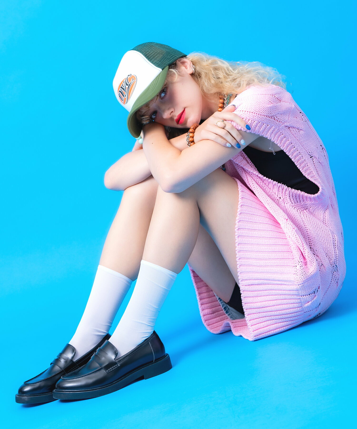 カラーバリエーションポリエステルハイソックス / レディース 靴下 無地 色 ロング見せることでポイントやアクセント作り、逆に見えない場所だからこそこだわりたくなる靴下/ソックス。レトロクラシカルな空気感、90s、Y2Kなノリを感じさせるハイソックススタイルはマストなワンスタイル。シーズンレスに年中はける肌ざわりの良いサラっとした触感のポリエステルベースにポリウレタンミックスでストレッチ感を与えたノンストレスな生地仕様×ハイソックスのクラシックなインパクトを活かしたシンプルな無地デザイン×ポリ素材特有の発色の良さを活かした微妙なニュアンスまで表現できる圧巻の19色展開。その日の気分やコーディネートのアクセント、逆に主役に。身に着けたアイテムの色を拾ったり、ワントーンコーデのアクセントで差し色に使ったり・・アクセサリー感覚で何色もゲットしておきたい豊富なカラーバリエーションとプチプライスが◎『カラー』ホワイト / 白ブラック / 黒グレー / 灰色チャコールブラウン / 茶ベージュピンクベージュカーキ(オリーブ)グリーン / 緑ミントライトブルー(サックス) / 水色ブルー / 青ネイビー / 紺イエロー / 黄ライトイエローピンクライトピンクレッド / 赤オレンジ【an meets zakka(アンミツザッカ)】ankoROCK meets ZAKKA・・・アパレルブランド、服屋さん『アンコロック』としての視点で【ユニセックス】をコンセプトに世界中からセレクトしたドラマチックなアクセサリー、小物、雑貨。ヘンテコで可愛らしい。直球なようで実は変化球。ボーダレスでジェンダーレス・・・エレガントなものを大前提に子供から大人、男の子や女の子、感性さえ合えば誰でも、どんな風にでも、自由に身に着けていい。『甘くて深くて飽きのこない』世界が認める日本のスウィーツ・・・まるで餡蜜のような小物・アクセ・雑貨・その他もろもろが餡蜜雑貨であって【an meets zakka】。 SIZE高さ　　　　 23cm〜25cm28.5　　　　素材ポリエステル：96％ ポリウレタン：4％カラーホワイト / ブラック / グレー / チャコール / ブラウン / ベージュ / ピンクベージュ / カーキ / グリーン / ミント / ライトブルー / ブルー / ネイビー / イエロー / ライトイエロー / ピンク / ライトピンク / レッド / オレンジモデル174cm166cm※サイズは平置き計測となっておりますので、1から2cmの誤差が生じる場合がございます。※採寸箇所をご覧になりたい方はコチラをクリックして下さい。※お色に関しまして実物を出来るだけ忠実に再現しておりますが　お使いのモニターにより映り具合が異なります。