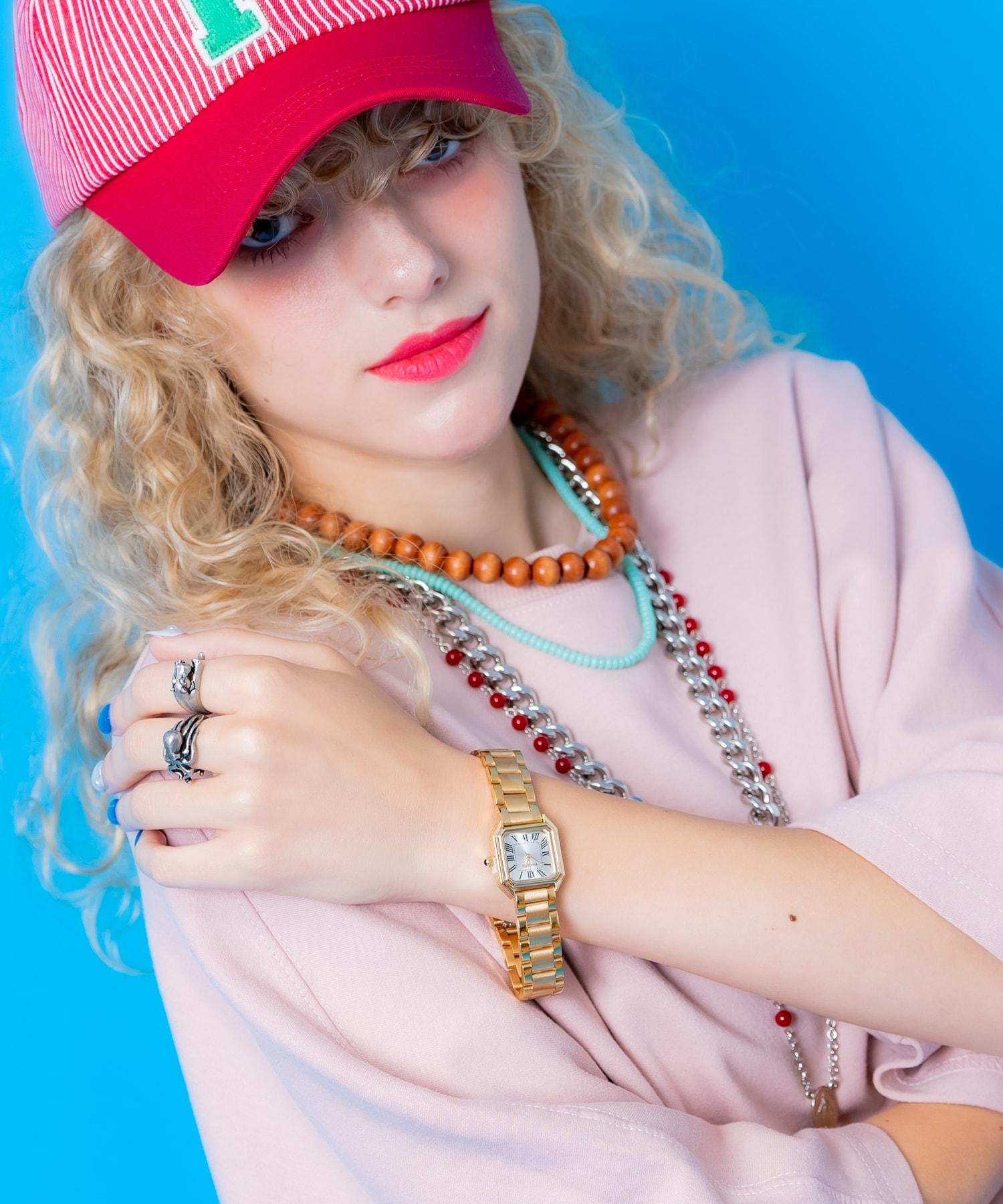 ステンレスバンドスクエアダイヤルウォッチ / 腕時計 アナログ メンズ レディース ユニセックス シルバー ゴールド レトロ毎日使うモノだからこそファッションの一部として意識したくなる腕時計/ウォッチ。単純にアクセサリー感覚でコーデのアクセントやポイント作りとしても◎一見してレトロでクラシックなムードが逆に今新鮮なステンレス＆アナログ文字盤デザイン。ヴィンテージライクなグッドムードを活かし無駄を削いだミニマルでシンプルなギミックも世界観にマッチ。メンズレディース問わずユニセックスで取り入れたいクラシックデザインは、アメカジ、90sY2K、古着ミックススタイルにも相性抜群。ストリートスタイルやモードスタイルやキレイメファッション、韓国ファッションなどのハズシアイテムとしても◎『カラー』シルバー / 銀ゴールド / 金【an meets zakka(アンミツザッカ)】ankoROCK meets ZAKKA・・・アパレルブランド、服屋さん『アンコロック』としての視点で【ユニセックス】をコンセプトに世界中からセレクトしたドラマチックなアクセサリー、小物、雑貨。ヘンテコで可愛らしい。直球なようで実は変化球。ボーダレスでジェンダーレス・・・エレガントなものを大前提に子供から大人、男の子や女の子、感性さえ合えば誰でも、どんな風にでも、自由に身に着けていい。『甘くて深くて飽きのこない』世界が認める日本のスウィーツ・・・まるで餡蜜のような小物・アクセ・雑貨・その他もろもろが餡蜜雑貨であって【an meets zakka】。■サイズ■FREE【FREE】幅：1.5手首周り：19文字盤：1.7×1.7■素材■ステンレス■カラー■シルバー / ゴールド■モデル■174cm166cm