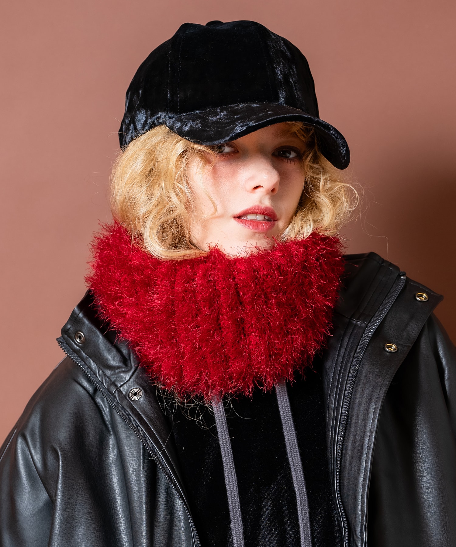 モコモコムニムニボリュームシャギーファーネックウォーマー / ユニセックス ニット スヌードクラシックな防寒アクセサリーのネックウォーマー。サクっと被って首回りにボリュームをもたせてくれるアイテムとして、防寒性はもちろん90s、Y2Kなどレ...