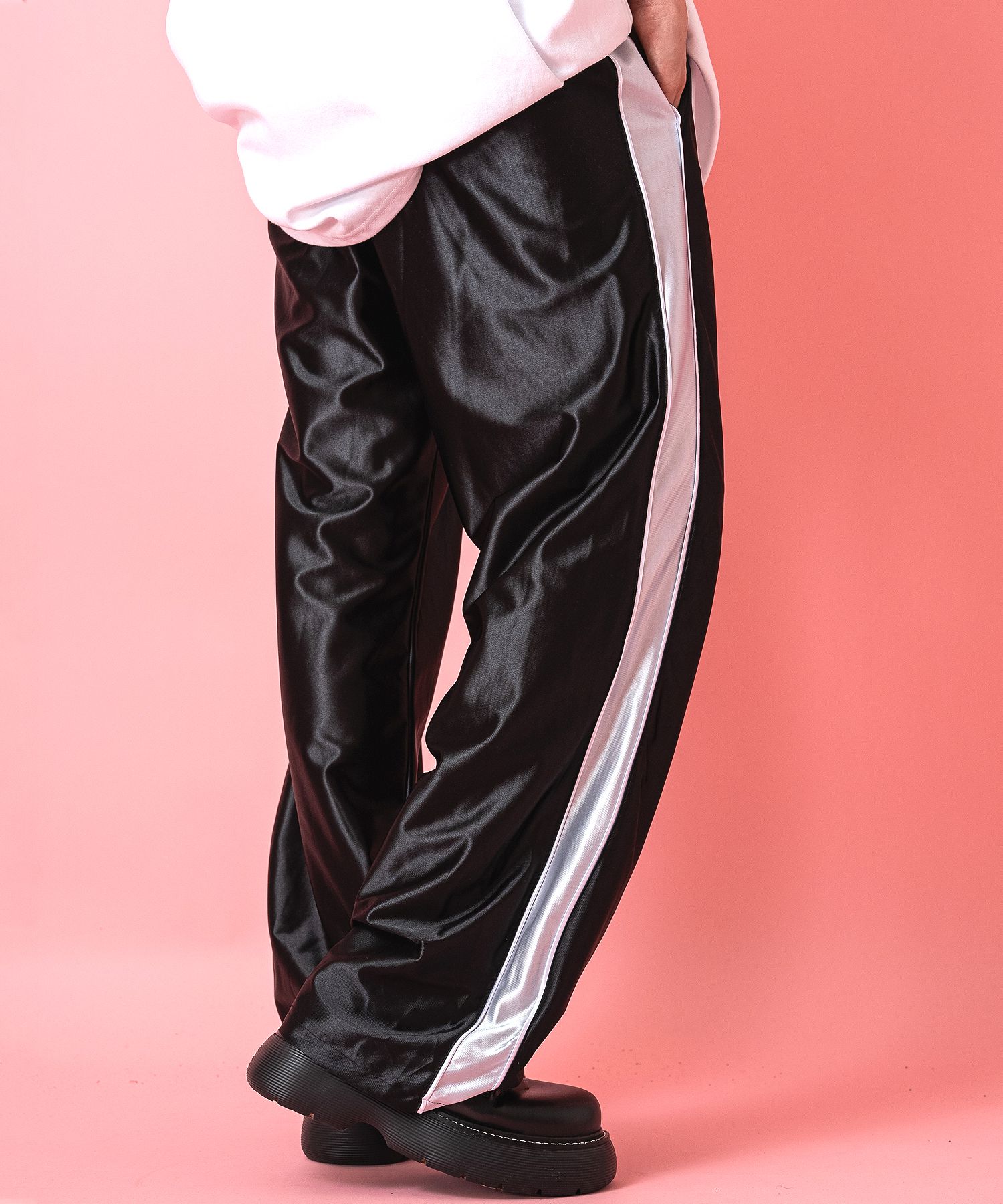 a.p.o.v. メタリックサイドラインジャージパンツ / メンズ レディース ワイド トラックパンツ