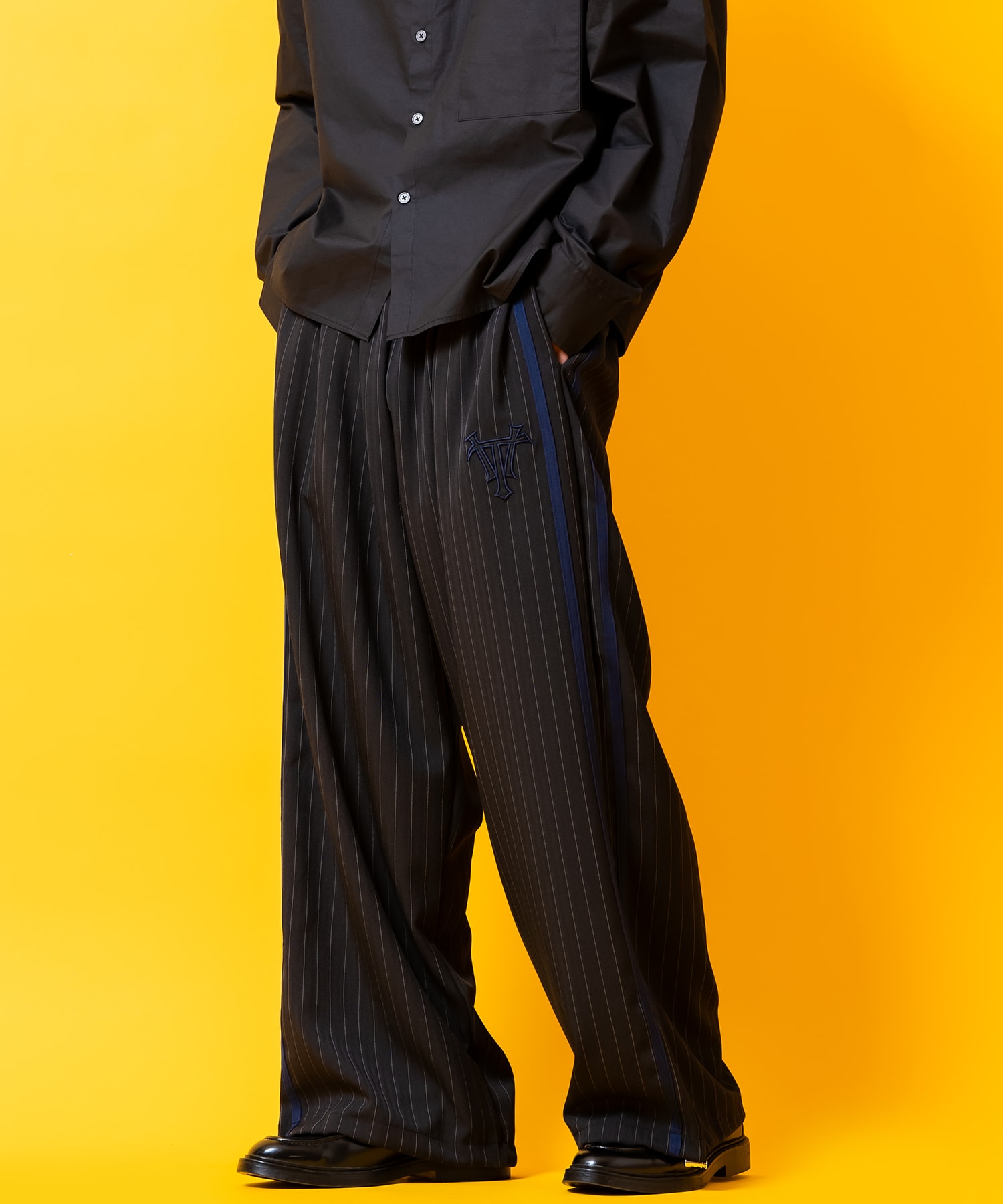 マークフェルト刺繍ポイントストライプ柄ワイドラインジャージ / ユニセックス メンズ レディース トラックパンツ