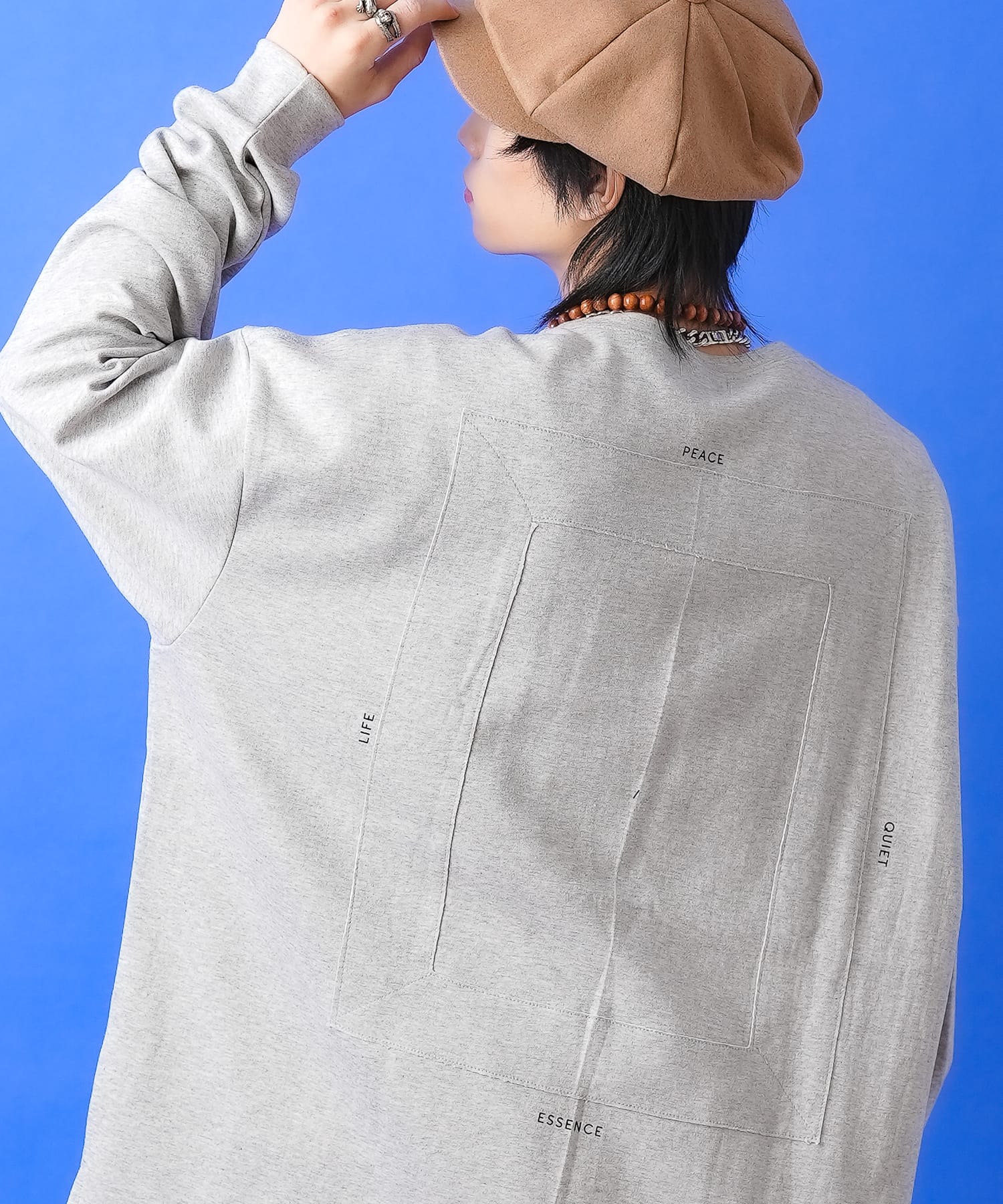 パッチワーク＆デザインプリントオーバーサイズポンチカットソー / ロングTシャツ 長袖 ロンT メンズ レディース ユニセックス ビッグシルエット 定番の長袖Tシャツ/カットソースタイル。ダブダブの超ワイドな身幅、たっぷり肩を落としたドロップショルダー、極太アームにロング丈感で表現するスーパールーズ/オーバーサイズシルエットが印象的。ユルっとしたやや広めのリブクルーネックが醸し出すスウィートなルーズニュアンスとビッグシルエットも相まって、メンズレディース問わずユニセックスで着たい一枚。通常の長袖Tシャツよりもストレッチ感＆肉感のあるスウェットのようなコットンポンチの極上の着心地×バックにデカデカとパッチワークした切りっぱなしのボックスサークル＆パイピングテープデザイン＆ミニロゴプリントでモードかつストリートなスタイルへとブラッシュアップ。『カラー』ブラック / 黒グレー【a.p.o.v. -ankoROCK's select-】a point of view...【ankoROCK視点】をコンセプトにセレクト。 SIZE着丈身幅袖丈肩幅　 onesize787661.567　素材綿：100％カラーブラック / グレーモデル169cm166cm※サイズは平置き計測となっておりますので、1から2cmの誤差が生じる場合がございます。※採寸箇所をご覧になりたい方はコチラをクリックして下さい。※お色に関しまして実物を出来るだけ忠実に再現しておりますが　お使いのモニターにより映り具合が異なります。