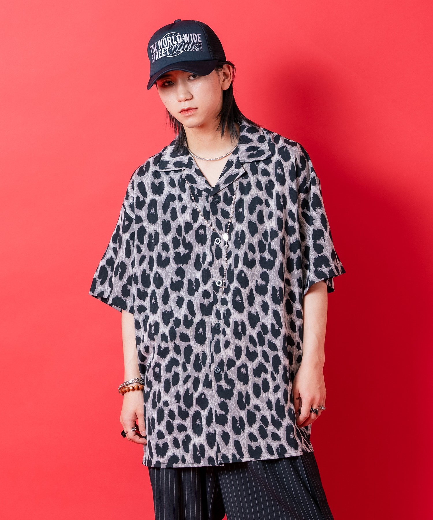 レオパードビッグシルエット開襟シャツ / 半袖 ヒョウ柄 豹 アニマル メンズ レディース ユニセックス オープンカラー ブラウス定番の半袖シャツ/ブラウス。レトロな空気感が印象的なオープンカラー/開襟スタイルはマストなデザインの一つ。ダボっとラフにストリートな感覚でとりいれられるオーバーサイズ/ビッグシルエットがメンズレディース問わずユニセックスで着用出来る一品。一見してインパクトたっぷり＆セクシーなモードニュアンスも感じさせるレオパード総柄×非常に滑らかな触感と軽やかな生地感が気持ちいいポリ素材コンビがあまりにもエレガント。ザクっとラフに羽織るだけでサマになる『主役顔』な一枚。ストリートやモード、ロックスタイルはもちろんのこと、90s、Y2Kや古着ミックススタイルなどレトロでクラシックなムードのトレンドの流れにも相性抜群。『カラー』グレー / 灰色【a.p.o.v. -ankoROCK's select- / エーピーオービー】a point of view...[ankoROCK視点]をコンセプトにセレクト。既存ブランドイメージの延長での視点ではなく、[ankoROCK]を定点に、あくまでただただトレンドの移り変わりを眺めながらぼんやりと視点を合わせてセレクト。ぼーっとインプット、[ankoROCK視点]でアウトプット。■サイズ■XL【XL】着丈：79.5身幅：66.5袖丈：24.5肩幅：56■素材■ポリエステル：100％■カラー■グレー■モデル■174cm166cm