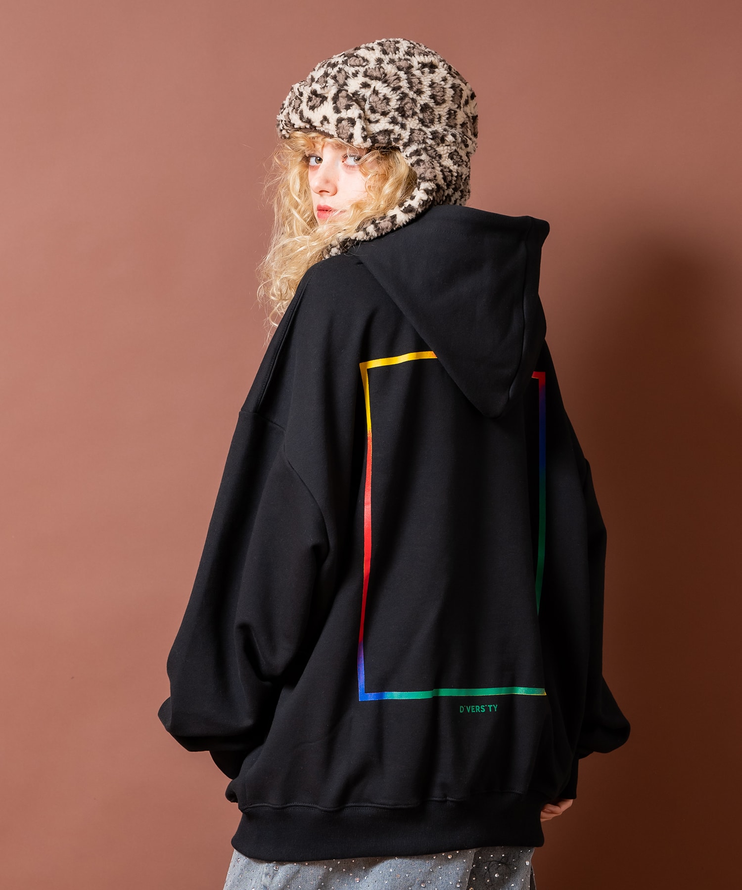 a.p.o.v. グラデーションスクエアフレームバックプリントオーバーサイズスウェットプルオーバーパーカー / ユニセックス ワンポイント フーディー コットンスエット