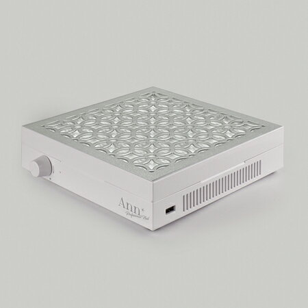 商品特徴 シンプル設計で、見た目もスマートなネイル専用のダストコレクター。 充電式なのでコードレスで使用可能。抜群の吸引力と広範囲の集塵口で、ネイルダストを残さずキャッチします。 フィルタータイプなので、ダストが漏れにくく、フィルターに付着したダストはふるい落とすだけの簡単お手入れ。 サロンワークもはかどります。 こちらの商品は高速充電方式を採用しております。充電残量が80％前後になるとフル充電と認識されますが、そのまま説明書に記載の充電時間になるまで充電を続けてください。 ※コントロールスイッチ回転後、3秒後に本体が起動します。 ※替フィルター1枚付き ※3時間フル充電後、約1.5時間連続使用可能 ※フィルター水洗い不可 ■本体の重さ：870g ■消費電力：24W ■電圧：DC12V 2A ■定格周波数：3800±10% RPM ■出力DC：5V 2A ■定格消費電力：14W ■保証期間：1年 商品仕様・内容量 210×225×61mm 重量：995g 1台 原産国 ご使用上の注意 ※フィルターは水洗いしないでください。 ※コントロールスイッチ回転後、3秒後に本体が起動します。 備考 保証期間：1年 修理についてはメーカー対応となります。 メーカー名 プラスディー株式会社 ブランド ANNPROについて 安心を、プロの品質へ。 ANNPROは、使い心地と品質にこだわり、プロの現場で信頼される製品づくりを追求するネイルブランドです。