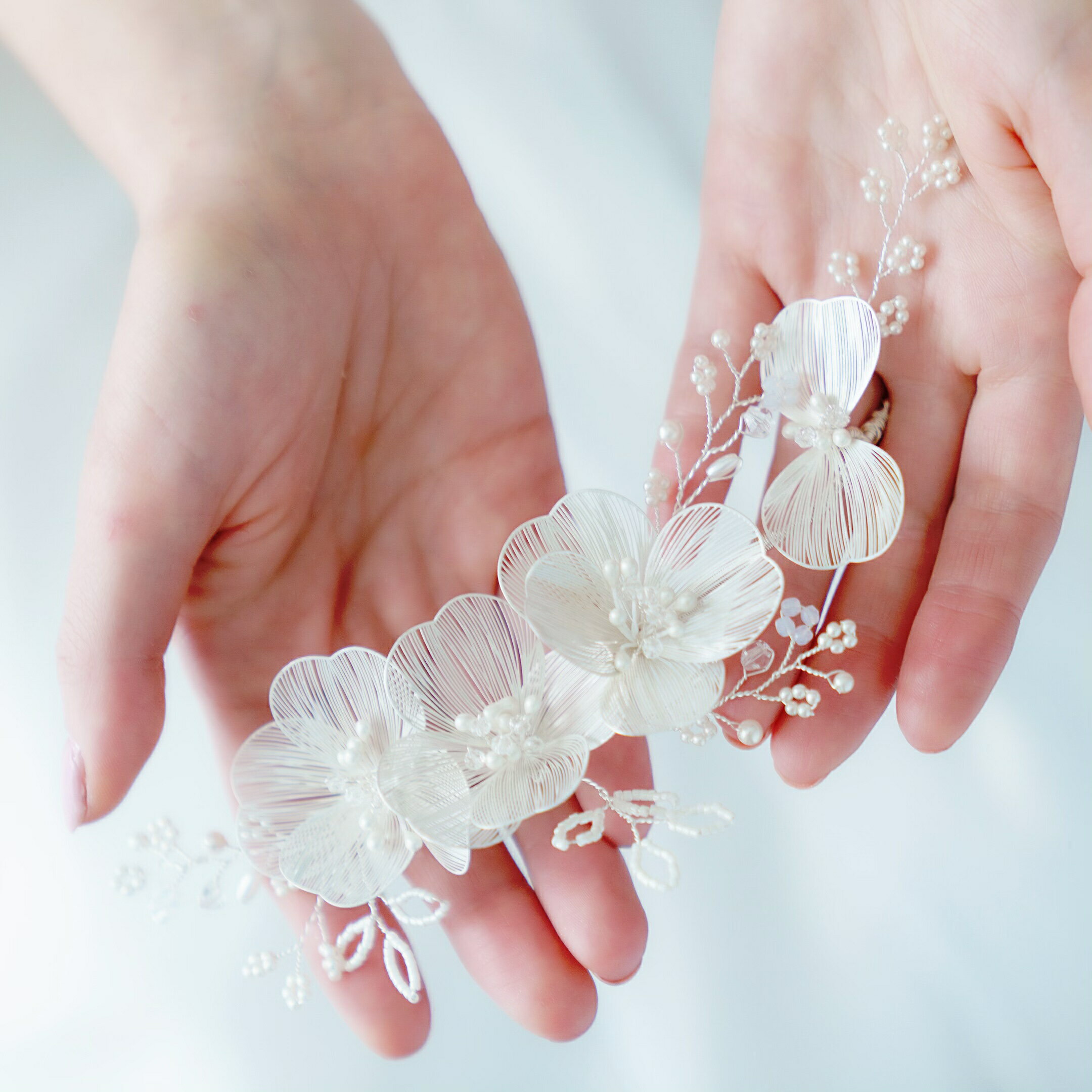 和装にもおすすめ 透かし加工の花 ヘッドドレス リーフ ビジュー 結婚式 カチューシャ ヘアアクセサリー ヘアアクセサリー ウェディング 結婚式 ウェディング 小枝 シルバー 和装にもおすすめ 透かし加工の花 ヘッドドレス リーフ ビジュー 結婚式 カチューシャ ヘアアクセサリー ヘアアクセサリー ウェディング 結婚式 ウェディング 小枝 シルバー