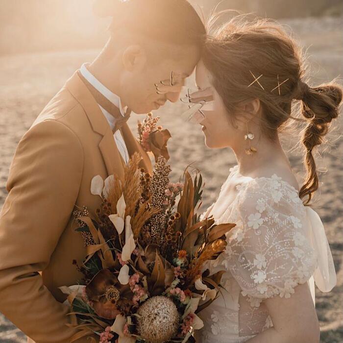 激安格安割引情報満載 ゴールドの可憐なお花モチーフが揺れるウェディングイヤリングです アンティーク風の加工が施された真鍮製フラワーモチーフです Me15 ブライダルイヤリング 小枝イヤリング ビジュー ウエディング ゴールド 結婚式 小物 アイテム 前撮り 花嫁 花