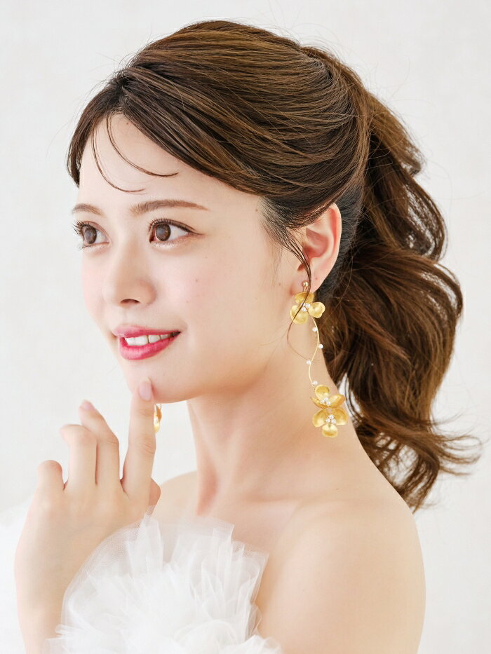 【 大ぶりのお花モチーフ】【アンティーク風の加工】ブライダルイヤリング 小枝イヤリング ビジュー ウエディング　ゴールド 結婚式 小物 アイテム 前撮り 花嫁 二次会 海外挙式 小枝アクセサリー パーティー 卒業　大きめ　　大ぶり　揺れる　タッセル　花　長め　　人気