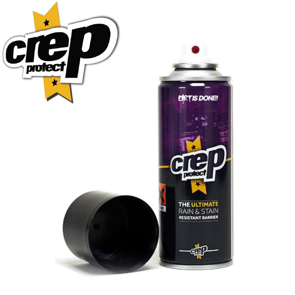 ●Crep Protect（クレップ プロテクト）● 2012年に英国のロンドンにて設立され、2013年より「スニーカー用防水スプレー」の販売を英国にて開始。 英国の「Size？」や米国の「Nice Kicks」など各国の著名スニーカーセレクトより火が付き、 スニーカークリーナーやペーパークリーナ—などの商品群を広げ、「プレミアム防水スプレーブランド」としては、 今年度年間600万本を販売する見込みで世界で最も販売されているブランドである。 2016年には英国の権威あるファッションメディアの「Drapers」よりFootwear Awardsを受賞し、 今後もその世界観を広げるべく来期にかけて新たな商品群が発売を予定している。 クレップ プロテクト シューケア用品 簡単で使いやすく、シューズを色々な汚れから守る、スニーカー系の商品に適した防水スプレー。 合繊素材、革、ヌバックなどの素材にバランスよく撥水効果を発揮し、防汚にも適しています。 ＜使用方法＞ 1.靴の汚れを落とす。 2.約20cm離した所から全体にふきかける。 3.約30分程、乾燥させる。 4.2〜3の工程をもう一度繰り返す。 メーカー希望小売価格はメーカーサイトに基づいて掲載しています