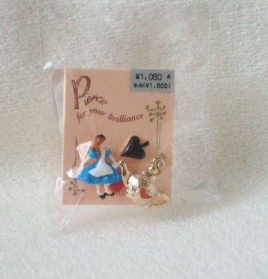 不思議の国のアリス　ピアス　（ティーポット）　メール便可