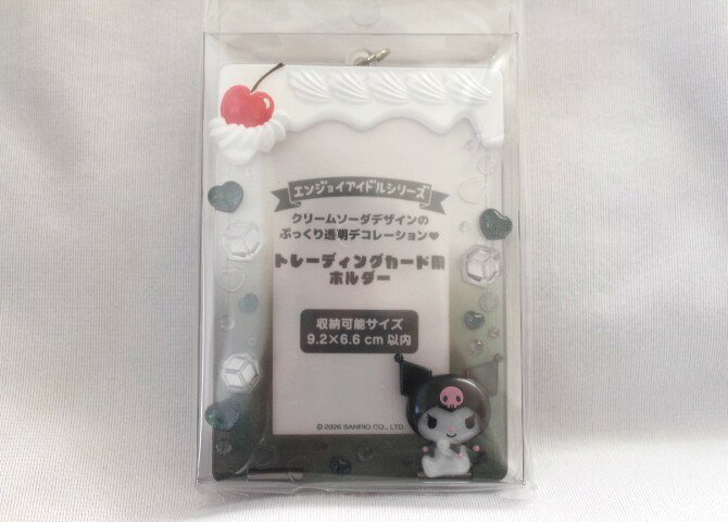 本体サイズ：約幅7.8×奥行1.2×高さ11cm※チェーン含まず。主な材料・原料：ABS樹脂、スチール お気に入りのカードをセットして持ち運べる。収納可能サイズ:約9.2×6.6cm以内。チェーン取り外し可。付属の透明硬質シートの後ろ側にカードを入れれば、カードの折れ曲がりや、印刷の移行を防げる。
