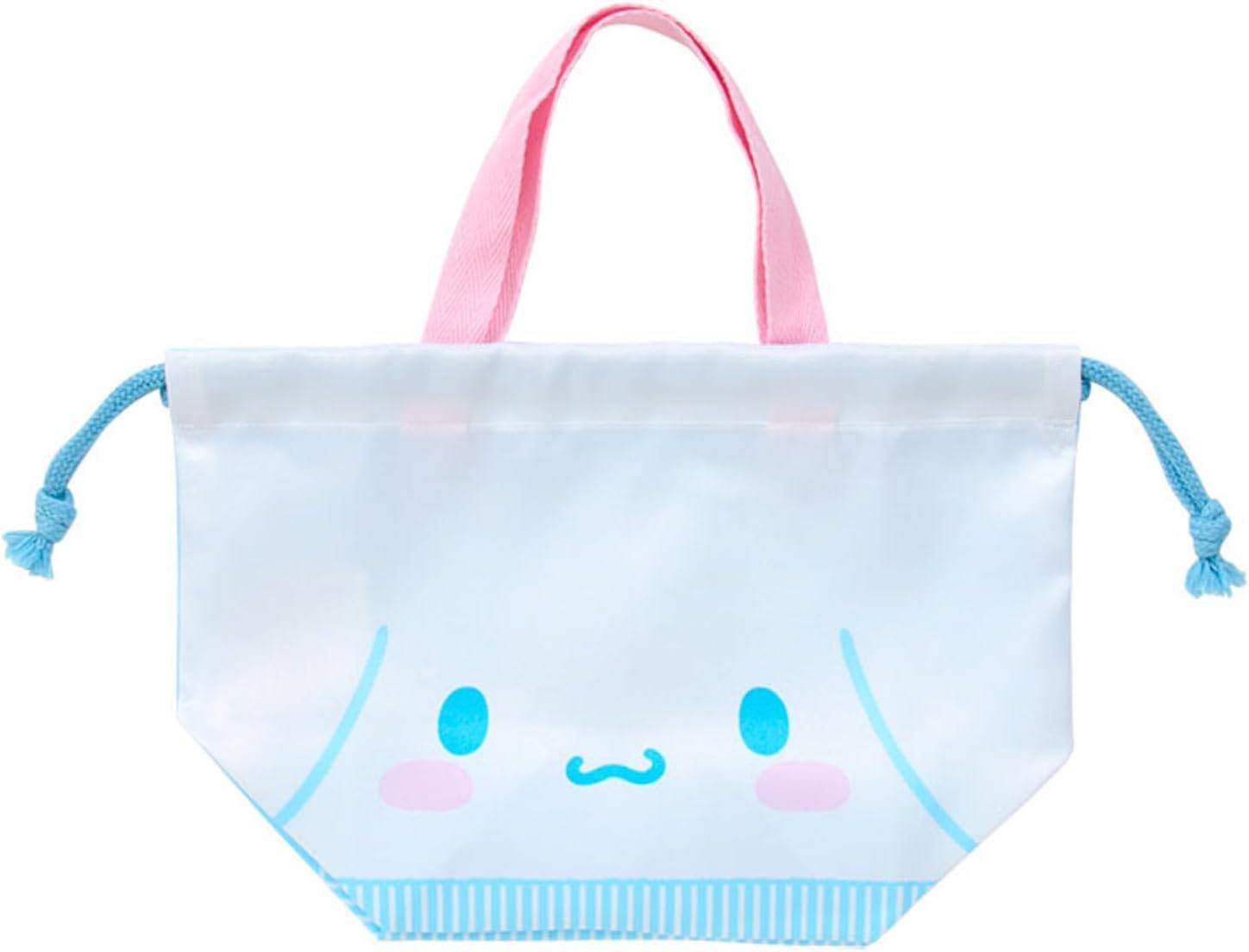 本体サイズ：約幅27×奥行12×高さ18.5cm（※持ち手、紐含まず）持ち手の長さ:約32cm。主な材料・原料：ポリエステル、綿、ポリエチレン ランチボックス、箸＆ケース、プラコップがゆったり入るサイズ。ランチボックスが安定する底板付き。持ち運びに便利な持ち手付き。なまえスペース付き。メール便は、定形外発送となります