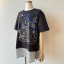 【30%OFF SALE】アルベロベロ(Alberobello)オレボレブラマリオネットプリントシリーズ ブローチ付き チュニック(グレー)【2025 SUMM...