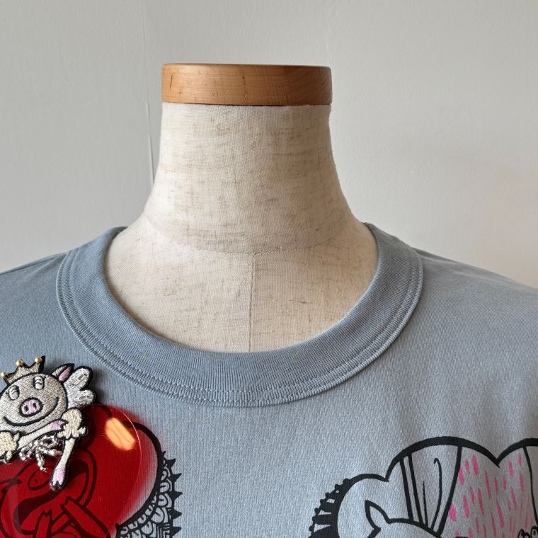 アルベロベロ(Alberobello)オレボレブラぶたさん＆ハートブローチ付きプリントチュニック（ブルー）【2025 AUTUMN COLLECTION】送料無料