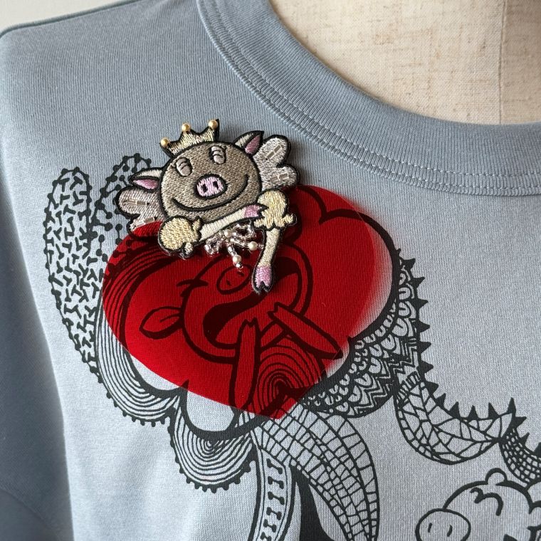 アルベロベロ(Alberobello)オレボレブラぶたさん＆ハートブローチ付きプリントチュニック（ブルー）【2025 AUTUMN COLLECTION】送料無料