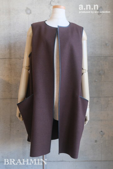 ブラーミン(BRAHMIN) リサイクルポリエステルとポリエステルレーヨンウールをブレンドした糸を使用し、ニードルパンチ加工を施したジャージ素材のジレ。 脇をまたぐポケットやパイピングがデザインポイントになり、シンプルながら表情のある一枚で...