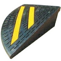 段差解消ゴムスロープ・高さ95mm×幅250mm×奥行250mm・コーナー（反射シート付/のりいれ隊） 段差プレー..