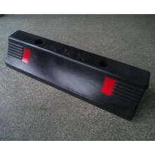 天然ゴム製カーストッパー・幅500mm×高さ100mm×奥行120mm（ジョイントピン付・反射シート採用・特殊サ..