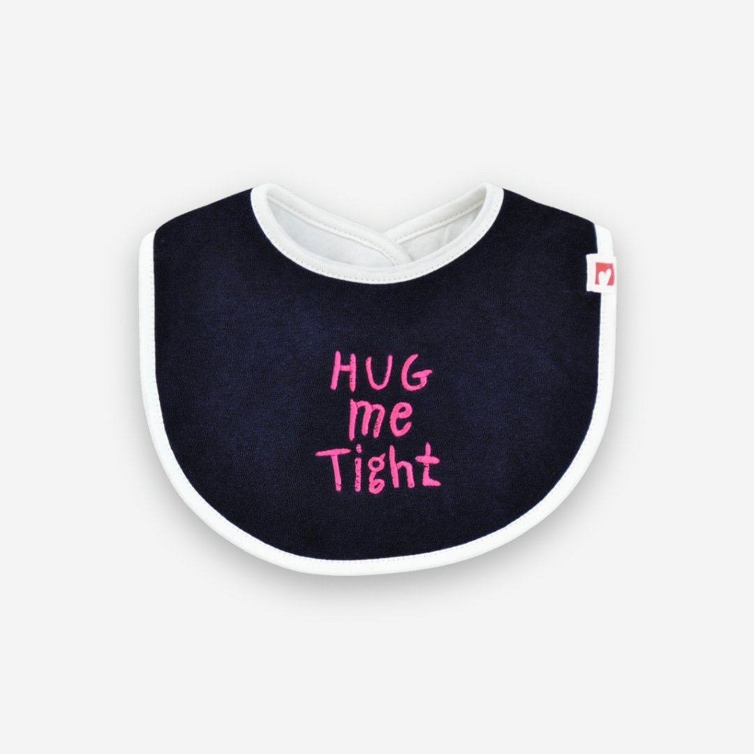 商品説明 胸もとの刺繍レタリングがアクセントの、mwahmwah（ムアムア）のスタイです。 「Hug me tight」 ぎゅっと、抱きしめて。甘えん坊な毎日にぴったりの一枚です。 やわらかな肌ざわりのバイオウォッシュコットンを使用。酵素の力でていねいに洗い上げているので、生地はふんわりなめらかで、赤ちゃんのデリケートなお肌にもやさしくなじみます。化学薬品を使わない加工だから環境にもやさしく、自然であたたかみのある色合いに仕上がっています。 首まわりはやさしいカーブで、つけ心地は楽なのにしっかりフィット。よだれや吐き戻しの流れ落ちをやさしくガードします。スナップボタンでサイズ調整もでき、成長に合わせて長くお使いいただけます。 素材：綿100%（表地：バイオウォッシュテリー／裏地：スーピマコットン） 韓国製・KC認証取得／ひとつひとつ手作業で仕上げたハンドメイドです。 ※すべてハンドメイドのため、製品ごとに大きさや形に個体差が出る場合があります。 ※濃い色は最初のお洗濯時に、多少色落ちすることがあります。 商品詳細 素材 綿100%（表地：バイオウォッシュテリー／裏地：スーピマコットン） サイズ展開 one size 原産国 韓国 ブランドについて mwahmwah / 韓国 ちゅっ、と頬にキスをするときの音——「mwah」。 その小さな音に込めた、あふれるほどの愛おしさから、生まれたMWAHMWAH（ムアムア）。 韓国・ソウル発のベビーウェアブランドで、コンセプトは “sophisticated & playful”。 きちんと洗練されているのに、ふっと笑みがこぼれるあそび心があり、気負わないのに、なんだかおしゃれ。そんな、赤ちゃんにいちばん似合う"力の抜けたおしゃれ"を一枚一枚に込めています。 デザインの源は、自然と、都会の暮らし。飾りすぎず、けれど確かに目を引く。ニュアンスのある色合いに、思わず声に出したくなる遊び心の刺繍レタリング。 シンプルだからこそ、人とかぶらない。韓国子ども服ならではの絶妙なさじ加減が、MWAHMWAHの魅力です。 いちばん近くで、いちばん長く肌にふれるものだから。素材は、酵素の力でやさしく仕上げるバイオウォッシュコットン。洗うほどになじむ、とろけるような肌ざわり。化学薬品に頼らないから、環境にも、赤ちゃんにもやさしい自然な色が生まれます。 職人の手による全工程ハンドメイドで、KC認証取得。 毎日のお着替えに。特別な日のよそゆき、出産祝いにも。 ご注意 注意点1 商品画像はできる限り実物に近い色味で撮影しておりますが、お客様のモニター環境により実際の色と異なって見える場合がございます。予めご了承ください。 注意点2 本商品はanoko.公式サイトでも並行して販売しております。在庫数は随時更新しておりますが、反映タイミングのずれにより、ご注文後に在庫切れとなる場合がございます。その際はキャンセルさせていただく場合がありますので、予めご了承ください。 注意点3 海外製品のため、日本製と比べて一部縫製が甘い部分がある場合がございます。軽度のものや着用に支障がないものについてはメーカーの検品基準に従い良品としております。海外製品であることを予めご理解の上お買い求めください。