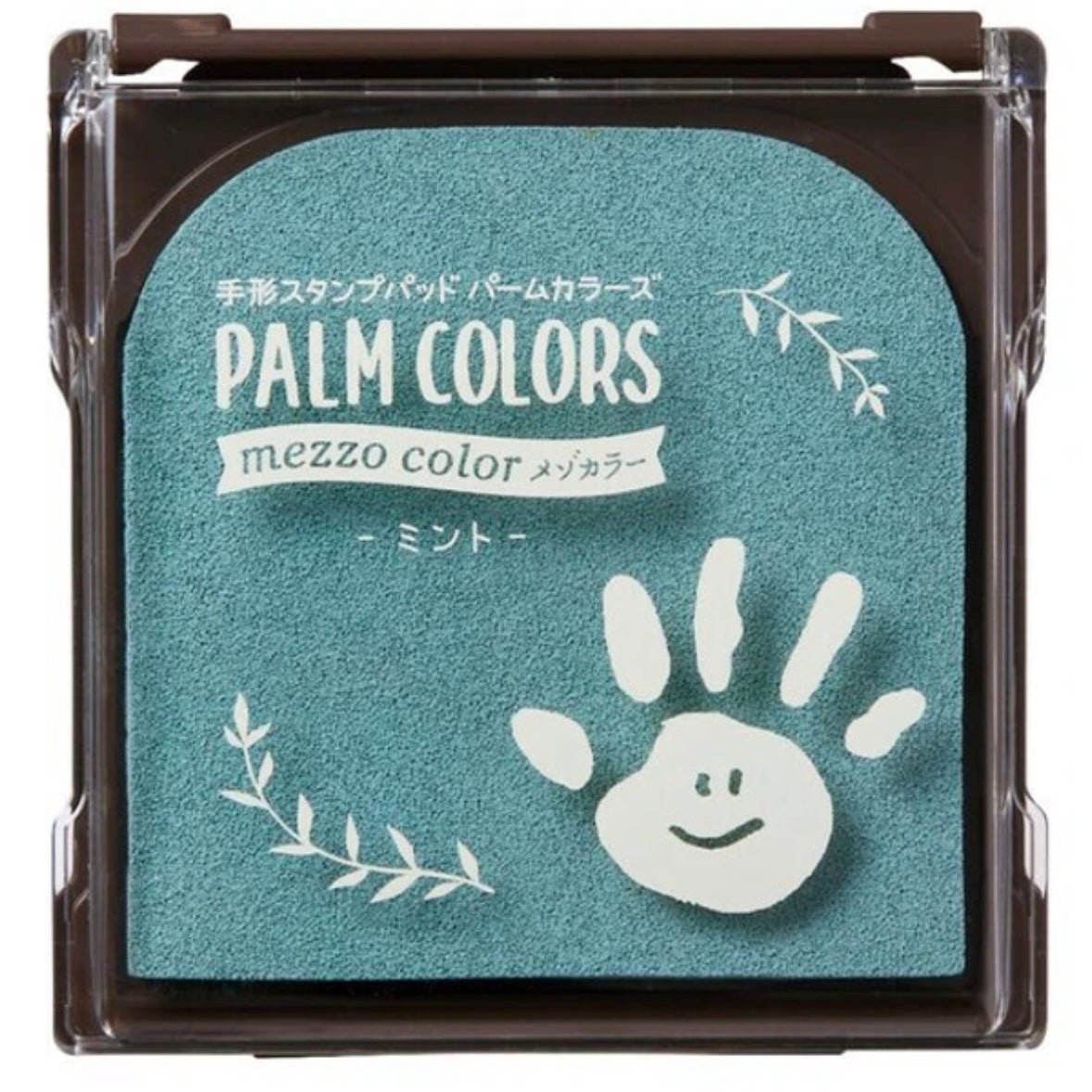 商品説明 スタンプやハンコで有名なshachihataの手形足形用スタンプパッド、パームカラーズから、おうちに馴染みやすいくすみカラーの「メゾカラー」が新登場しました！ 耐水性・耐光性に優れたインキを使用した安心素材のインクパッドで、小さなお子様の肌にもやさしく、うっかり舐めてしまっても安全です。発色の良さはもちろん、にじみや色あせも少なく、キレイな仕上がりが長持ちします。 またスタンプ後は水洗いなどで、簡単に落とすことができるのも嬉しいpoint。ぎゅっと手を握っている赤ちゃんの手形も取りやすいように、蓋が大きく開く傾斜型ヒンジ構造を採用しています。 ※インキ補充はできません。 ※手のひらの大きさや使用状況・環境により回数は異なります。 ※欧州玩具規定EN71-3(特定元素の移行)に適合。パッチテスト済み。   #マンスリーカード #月齢カード 商品詳細 素材 サイズ展開 原産国 日本 ブランドについて Shachihata / 日本 ご注意 注意点1 商品画像はできる限り実物に近い色味で撮影しておりますが、お客様のモニター環境により実際の色と異なって見える場合がございます。予めご了承ください。 注意点2 本商品はanoko.公式サイトでも並行して販売しております。在庫数は随時更新しておりますが、反映タイミングのずれにより、ご注文後に在庫切れとなる場合がございます。その際はキャンセルさせていただく場合がありますので、予めご了承ください。 注意点3 海外製品のため、日本製と比べて一部縫製が甘い部分がある場合がございます。軽度のものや着用に支障がないものについてはメーカーの検品基準に従い良品としております。海外製品であることを予めご理解の上お買い求めください。