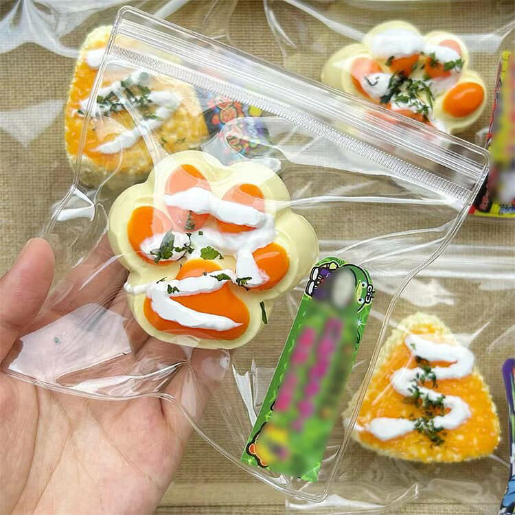 肉球スクイーズ もちもちスクイーズ シリコン製三角おにぎり 水感触の伸縮性スティッキーボー おにぎり もちもちスクイーズ 袋のまま ケース パウチ 猫の手デザイン 袋 柔らかい 握って遊ぶ パーティー記念品やストレス解消に最適 子供も大人も大好き anomaly-10007264 ANOMALY サンプル画像3