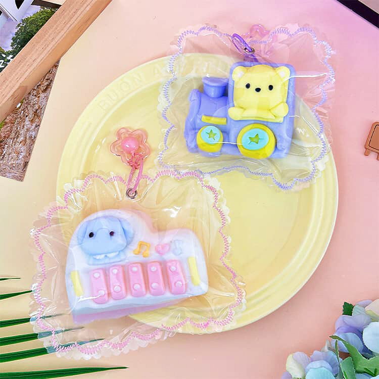 おもちゃ スクイーズ 低反発 キーホルダー かわいい 水感スクイーズ オシャレ かわいい スクイーズ スクイーズ おしゃれ 握って遊ぶ Y2K ストレス解消 握る もちもち チャーム パウチ 袋のまま 触り心地 かわいい クリーム粘土 anomaly-10007458 ANOMALY サンプル画像3