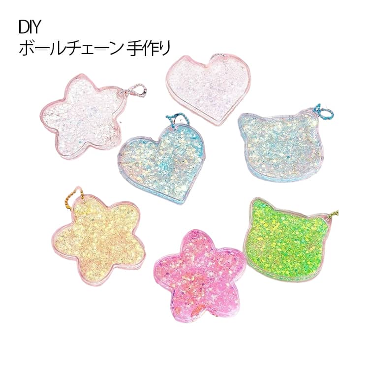 お好みのパーツ・キットをお選び、オリジナルアクセサリーを作ろう！ ボールチェーンを付ければ、バッグチャームやキーホルダーが作れます。シールはデザインをランダムでお届けします。アクリルプレートは色・形状をランダムでお届けします。 初心者でも簡単に作れますし、お子さんと一緒に作ったりと、家族で一緒に楽しみながら作成するなど手軽さがあります。あなたの毎日をもっと楽しく、もっとかわいく。自分だけのファンタジー空間を作ってみませんか？ サイズ 30個セット サイズについての説明 30個セット 素材 PP アクリル 色 ランダム発送 備考 ●サイズ詳細等の測り方はスタッフ間で統一、徹底はしておりますが、実寸は商品によって若干の誤差(1cm～3cm )がある場合がございますので、予めご了承ください。 ●製造ロットにより、細部形状の違いや、同色でも色味に多少の誤差が生じます。 ●パッケージは改良のため予告なく仕様を変更する場合があります。 ▼商品の色は、撮影時の光や、お客様のモニターの色具合などにより、実際の商品と異なる場合がございます。あらかじめ、ご了承ください。 ▼生地の特性上、やや匂いが強く感じられるものもございます。数日のご使用や陰干しなどで気になる匂いはほとんど感じられなくなります。 ▼同じ商品でも生産時期により形やサイズ、カラーに多少の誤差が生じる場合もございます。 ▼他店舗でも在庫を共有して販売をしている為、受注後欠品となる場合もございます。予め、ご了承お願い申し上げます。 ▼出荷前に全て検品を行っておりますが、万が一商品に不具合があった場合は、お問い合わせフォームまたはメールよりご連絡頂けます様お願い申し上げます。速やかに対応致しますのでご安心ください。