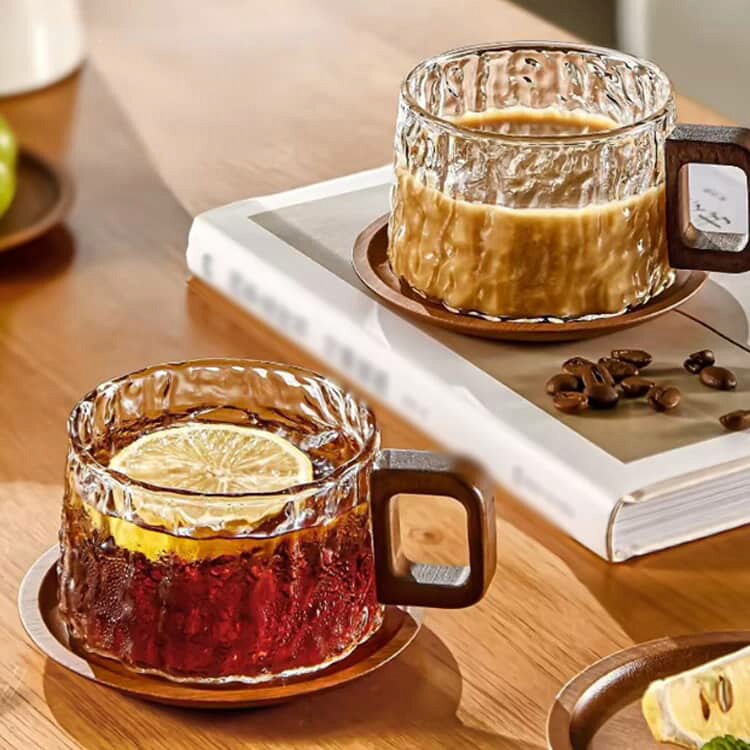コップ コースター付き ハンドル 2個セット ティーカップ 送料無料 2個セット ガラスカップ ガラス コーヒーカップ ガラスマグ 麦茶マグコップ コーヒー グラス コップ 天然木 和風 ガラス食器 レトロ風 耐熱ガラス アンティーク調 クラシック 可愛い anomaly-10006377 ANOMALY サンプル画像2