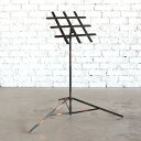 商品名 MUSIC STAND JAPANNED SIZE H 80～140cm 品番 a2307-014 1920年代頃のスタンドです。 使い方は様々でメニュースタンドや引っ掛ければディスプレイスタンドとしても使えるかと思います。 ジャパンフィニッシュも色濃く残りますが、大変古いものですのでサビなど多少はあります。 今回まとめて見つかりましたのでリーズナブルで販売します。 タイミングが合いましたらぜひご検討ください。 弊社取扱い商品について商品説明 1920年代頃のスタンドです。 使い方は様々でメニュースタンドや引っ掛ければディスプレイスタンドとしても使えるかと思います。 ジャパンフィニッシュも色濃く残りますが、大変古いものですのでサビなど多少はあります。 今回まとめて見つかりましたのでリーズナブルで販売します。 タイミングが合いましたらぜひご検討ください。 詳細情報 商品名 MUSIC STAND JAPANNED SIZE H 80～140cm 品番 a2307-014 配送方法 注意事項 当店の商品は質感や意匠性を重視しているため、商品によって個体差があります。アンティーク加工による色ムラ、細かい傷や凹凸、木目の出方、ひび割れなども含め、自然なユーズド感を意識して作られており、不良品ではございません。 また、製造上の都合や商品の改良のため、入荷時期によって予告なく仕様変更・価格改定する場合がございます。 アンティーク商品に関しましては、古いモノ（中古品）ですので商品によっては小傷や擦れ、シミ、破れ等使用感があるものも多数ございます。 「弊社取扱い商品について」をよくお読みいただき、ご了承頂いただいた上でご購入をお願い致します。 サイズは当店スタッフが採寸した実寸値になりますので、お手元にお届けする商品と表記の寸法に多少の誤差が生じる場合がございます。 色味・質感に関しましてはブラウザの閲覧環境によって、実際の商品と多少異なって見える場合がございます。 商品管理については徹底させていただいておりますが、複数店舗にて在庫を共有している為、ご注文確定後にも在庫切れが生じる場合がございます。 商品イメージ画像に写っている、商品名以外の物は売り物ではございません。 すべての画像の無断転載を禁止致します。 領収書が必要な場合は、購入履歴からダウンロードすることが可能です。（領収書の発行について）