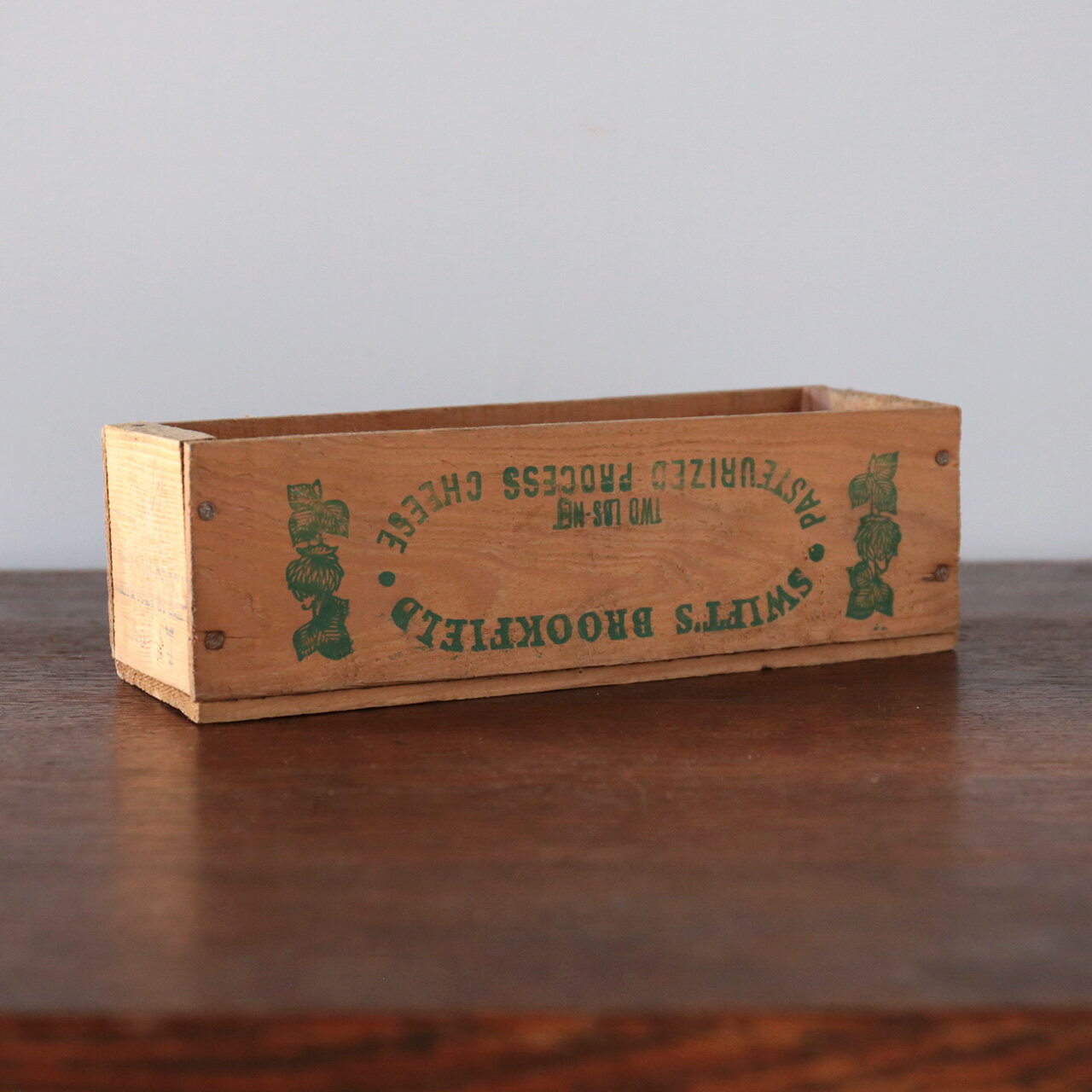 商品名 WOODEN BOX SIZE H 7cm　W 13.2cm　D 7.5cm 品番 a2312-002 ヴィンテージの木箱です。 経年した木の質感は良い雰囲気です。 状態もよくしっかりお使いいただけます。 弊社取扱い商品について&nbsp;(ご購入前に必ずご確認ください)商品説明 ヴィンテージの木箱です。 経年した木の質感は良い雰囲気です。 状態もよくしっかりお使いいただけます。 詳細情報 商品名 WOODEN BOX SIZE H 7cm　W 13.2cm　D 7.5cm 品番 a2312-002 配送方法 注意事項 当店の商品は質感や意匠性を重視しているため、商品によって個体差があります。アンティーク加工による色ムラ、細かい傷や凹凸、木目の出方、ひび割れなども含め、自然なユーズド感を意識して作られており、不良品ではございません。 また、製造上の都合や商品の改良のため、入荷時期によって予告なく仕様変更・価格改定する場合がございます。 アンティーク商品に関しましては、古いモノ（中古品）ですので商品によっては小傷や擦れ、シミ、破れ等使用感があるものも多数ございます。 「弊社取扱い商品について」をよくお読みいただき、ご了承頂いただいた上でご購入をお願い致します。 サイズは当店スタッフが採寸した実寸値になりますので、お手元にお届けする商品と表記の寸法に多少の誤差が生じる場合がございます。 色味・質感に関しましてはブラウザの閲覧環境によって、実際の商品と多少異なって見える場合がございます。 商品管理については徹底させていただいておりますが、複数店舗にて在庫を共有している為、ご注文確定後にも在庫切れが生じる場合がございます。 商品イメージ画像に写っている、商品名以外の物は売り物ではございません。 すべての画像の無断転載を禁止致します。 領収書が必要な場合は、購入履歴からダウンロードすることが可能です。（領収書の発行について） 関連商品 WOODEN BOX WOODEN BOX