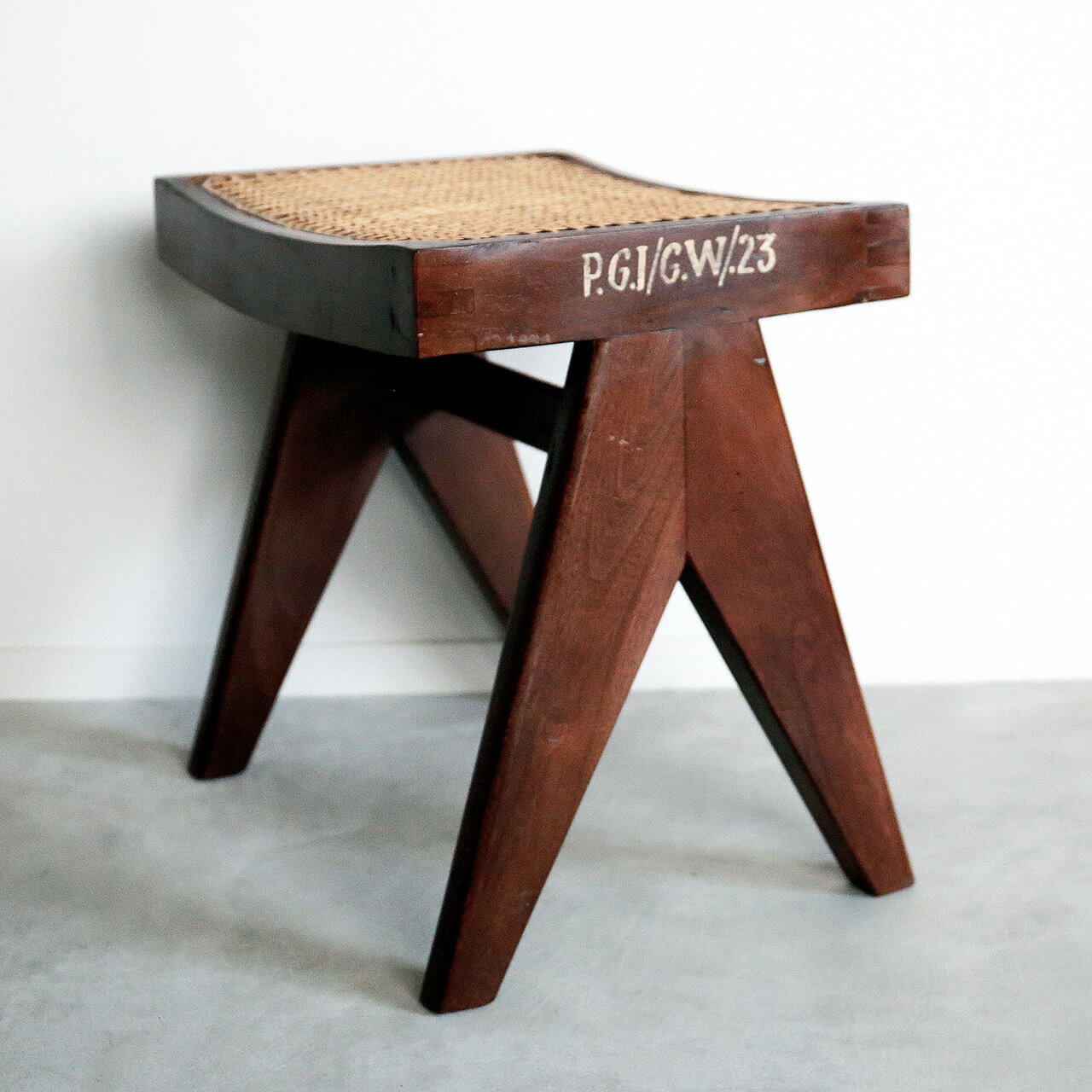 ピエール・ジャンヌレ スツール オットマン ラタン 古材 チーク 椅子 ブラウン Pierre Jeanneret Low Cane Stool リプロダクト ピエールジャンヌレ ル・コルビュジエ インダストリアル レトロ 男前 北欧 ブルックリンスタイル 工業系 カフェ インド おしゃれ