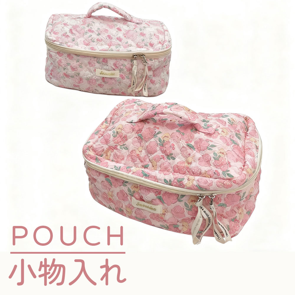 商品スペック 商品特徴 ●ふんわり可愛いキルティングデザイン ●ファスナー開閉で出し入れスムーズ ●軽くて持ち歩きやすいコンパクト設計 商品仕様●サイズ：約横23×縦15×マチ16cm ※サイズは手作業での採寸のため、多少の誤差が生じる場合がございます。 注意事項※柄の出方は生産時期により商品ごとに多少異なる場合がございます。 ※商品リニューアル等によりパッケージ等は変更となる場合があります。 ※掲載画像はイメージであり、実際の製品とは多少異なる場合があります。 ※輸入品につき、若干のキズや汚れがある場合がございます。 ※製品の仕様は品質の向上・改善のため、予告なく変更される場合が御座います。 ※北海道/離島/沖縄県は送料加算される場合もございます。 メーカー希望小売価格はメーカーカタログに基づいて掲載しています