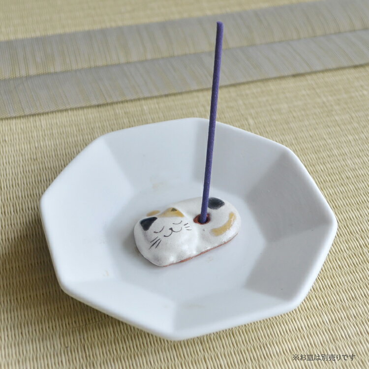 のんび～り過ごしている三毛猫をモチーフにした香立てです。またこの香立ては「京焼・清水焼」作りとなっています。日本の伝統文化と現代の可愛さを融合した香立てです。 商品名　： 　「にゃんこ 三毛茶」香立 香皿サイズ（約）　： 　横4.0×縦2....