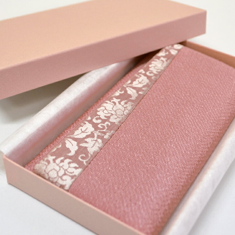 古渡（こわたり・こと）とは、主に室町時代以前に 日本に渡来した織物などを指す言葉です。 古い時代に日本に伝えられたデザインや製法で 作られたお品物につけられる呼び名となっています。古典柄があしらわれた、モダンかつエレガントな念珠袋に仕立てました。 商品名　： 　古渡緞子 念珠袋 商品サイズ　： 　約9cm×17.5cm パッケージサイズ　： 　約横10.5cm×奥行18.5cm ×高さ2.4cm 　（紙箱） 材質　： 　表地：レーヨン100％ 　裏地：レーヨン50％、アセテート50％数珠は、一番身近な仏具です。 葬儀の時しか使わない　なんて思っていませんか？ お彼岸やお盆、命日などのお墓参りの時や お仏壇をお持ちの方は毎日のお勤め時にも必要です。 急な訃報でも、数珠があれば失礼にあたりません。 いつも身近に持っていて欲しいのが数珠です。 お守り代わりにもなります。 そこで、必要となるのが「数珠入れ」です。 傷や汚れから念珠を守ります。 携帯するなら数珠入れは必須アイテムです。 古渡（こわたり・こと）とは、主に室町時代以前に 日本に渡来した織物などを指す言葉です。 古い時代に日本に伝えられたデザインや製法で 作られたお品物につけられる呼び名となっています。 古典柄があしらわれた、モダンかつエレガントな 念珠袋に仕立てました。 ピンクは、女性らしくかわいらしいお色です。 大切なお念珠を収納してください。 「古渡緞子念珠袋」は、 紙箱にお入れしてお届けいたします。 ご自分用としてだけでなく、大切な方への返礼品、法要のお返しなど、 ご活用下さいませ。 古渡緞子念珠袋は、全部で4色ございます。 古渡緞子 念珠袋 ［紫］ 古渡緞子 念珠袋 ［ピンク］ 古渡緞子 念珠袋 ［グリーン］ 古渡緞子 念珠袋 ［紺］ ご自身用に、また、記念品や成人式のお祝いなど贈り物としても 喜ばれる高級感ある袱紗です。 ぜひ、ご利用ください。