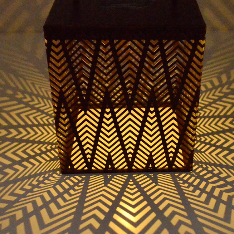 【当日発送可能】【在庫限り】【SNS映え】LEDソーラーランタン「ヘリンボーン」LED ソーラー ライト インテリア 充電 電灯 室内 アウトドア 雑貨 おしゃれ 照明 スタンドライト グランピング ベランピング キャンプ 防災 ランタン【スーパーSALE ポイント10倍】