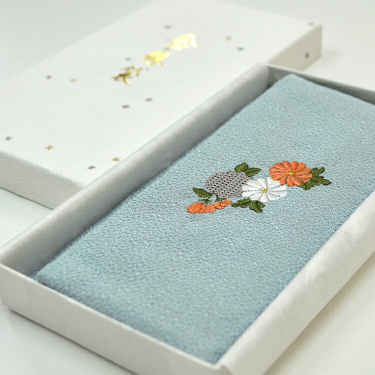 　　　　　　　　　　 　　　　　 　　　　　 オレンジと白の2色の菊の花の刺繍が施された袋タイプの数珠入れです。 大切な数珠を傷や汚れから守ります。プレゼントにもおすすめです。 商品名　： 　エステルちりめん念珠入れ 刺繍入り 　〔菊・ブルー〕 商品サイズ　： 　約横175mm×高さ170mm（広げた状態） 　約横175mm×高さ90mm（折りたたんだ状態 素材　： 　ポリエステル100% 　　　　　 パッケージサイズ　： 　約10.5×18.5×2.5cm 　　　　　 ※庵心堂では、まず商品を手にとって、品質を確認し、独自に撮影をしております。 撮影時の光の具合やブラウザーの環境などにより、 画像と商品の色に若干の違いが生じる場合がございます。ご了承ください。 　　　　　数珠は、一番身近な仏具です。 葬儀の時しか使わない　なんて思っていませんか？ お彼岸やお盆、命日などのお墓参りの時や お仏壇をお持ちの方は毎日のお勤め時にも必要です。 急な訃報でも、数珠があれば失礼にあたりません。 いつも身近に持っていて欲しいのが数珠です。 お守り代わりにもなります。 そこで、必要となるのが「数珠入れ」です。 傷や汚れから念珠を守ります。携帯するなら数珠入れは必須アイテムです。 ちりめんの数珠入れです。 色は、薄いブルーで、袋タイプの数珠入れです。 ポリエステル100％の素材なので、 型崩れがしにくく丈夫です。 安心して長くお使いいただける念珠袋です。 袋タイプの念珠入れです。 念珠を入れて、口部分を折った状態（写真の状態）で 縦が約9.5cm程になります。 サイズは広げた状態では 約17.5cmの正方形です 写真のように念珠を入れていただき、 上部を折り返して収納してください。 刺繍部分をアップにしました。 オレンジと白の2色の菊の花が刺繍されています。 若い方からご年配の方まで 幅広い年齢層の方に好んでいただける念珠袋です。 念珠をお持ちでない方、新しくご購入をお考えの方は、 ぜひ、念珠もご一緒にご覧ください。 念珠とセットにして、贈り物にされる方もいらっしゃいます。 成人式を迎えられた方、新社会人になられた方へのお祝いとして、 お子様の誕生日のお祝いなど、様々なシーンでご利用頂いております。 エステルちりめん念珠入れは、 全部で6種類あります。 お好みの色・刺繍をお選びください。 梅・ピンク 蝶・グリーン 吹き寄せ・パープル 菊・ブルー 桜・パープル 花うさぎ・ピンク