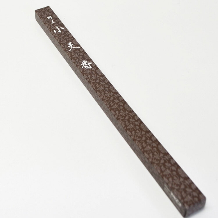 　　　　　　　　　　　　　　　　 寺院向けの長寸バラ詰線香です。古典的な香りで煙ふつうのお線香です。 商品名　： 　明王小天香 1把入 メーカー　： 　マルエス 形状　： 　スティック 内容量　： 　約95g（20本入） お線香の長さ　： 　約37cm パッケージサイズ　： 　約W25×L388×H18mm 燃焼時間　： 　約2時間30分（立てた場合） ※お線香を焚いているときはその場所から離れないでください。 ※必ず不燃性の香炉、香立てを使用し、燃えやすいものを近くに置かないようにしてください。「明王小天香 1把入」は長寸タイプのお線香です。 20本が1把になって入っています。 お線香の長さ約37cm 燃焼時間約2時間30分 煙の量 ふつう 20本が1把になった角型スティック 長寸タイプのお線香です。